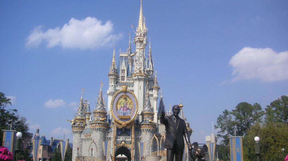 Disney подал в суд на сформированный Роном Десантисом орган надзора за парком развлечений