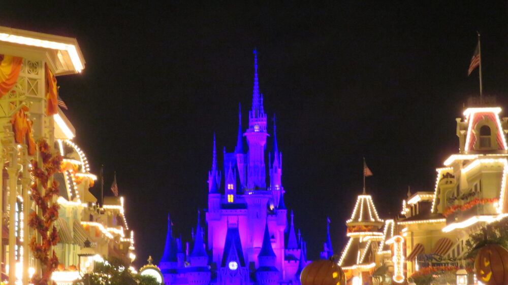Суд отклонил иск Disney против Рона Десантиса, но компания готова оспорить это решение