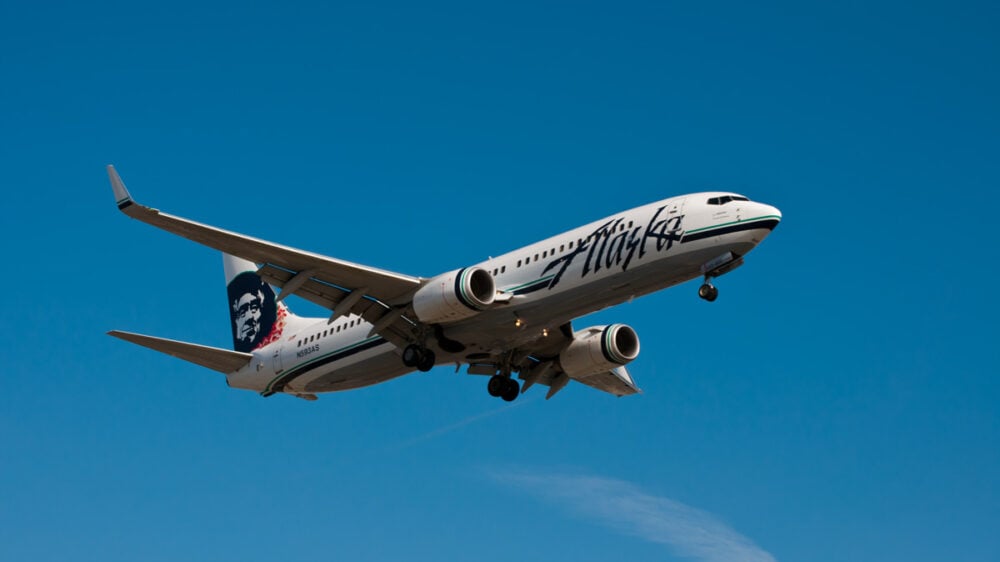 У боинга авиалиний Аляски с 177 пассажирами на борту в полете оторвало дверь
