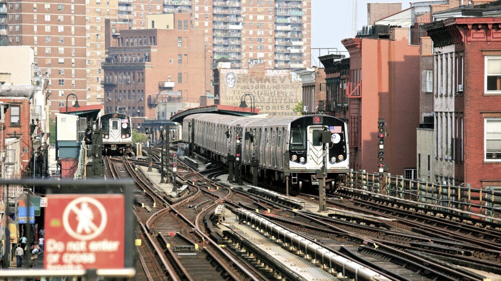 Поезд метро сошел с рельсов в Нью-Йорке