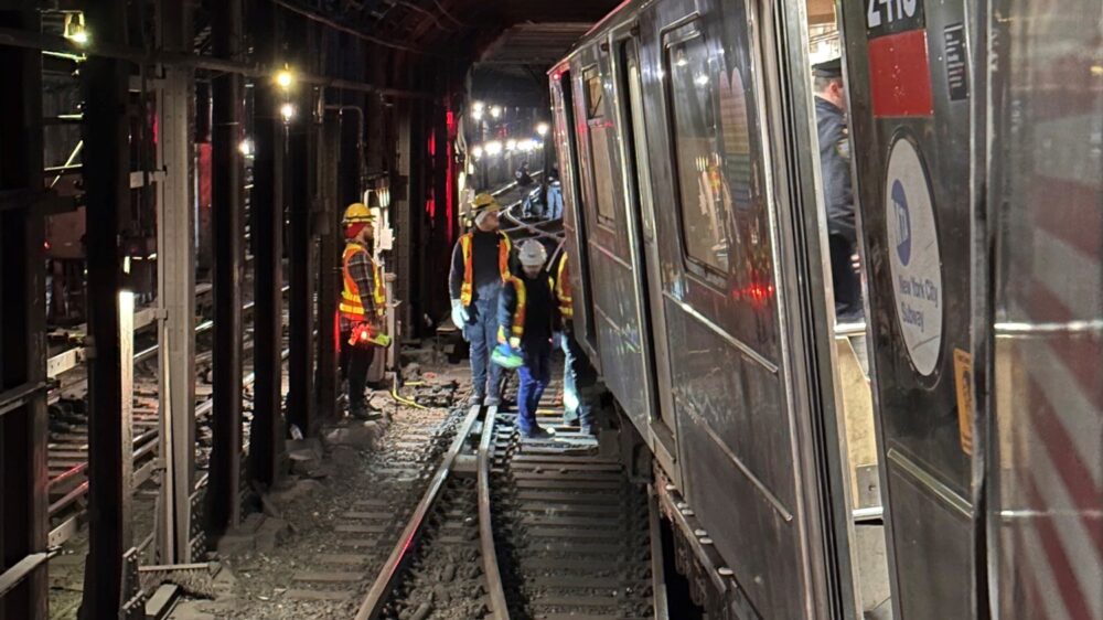 Поезда столкнулись в метро Нью-Йорка, 24 человека пострадали