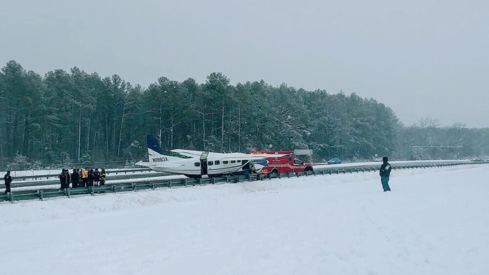 Самолет приземлился на шоссе в Вирджинии