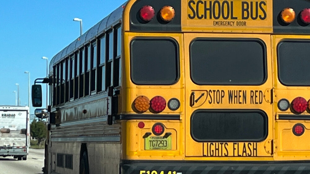 Ребенок во Флориде погиб, забравшись под школьный автобус