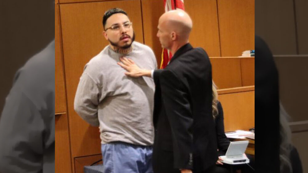 Очередная драка в зале суда — на получившего пожизненный срок в Калифорнии убийцу набросился отчим жертвы