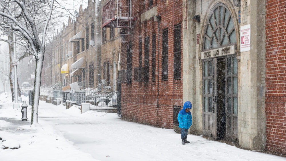 В Нью-Йорке переводят школы на дистант на время сильных снегопадов