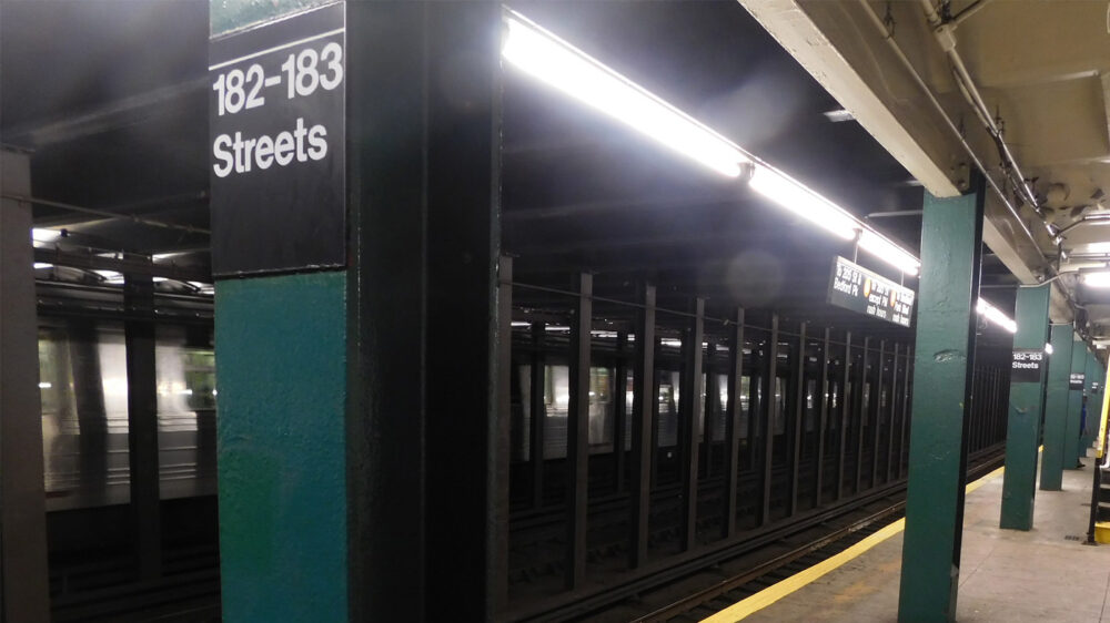 Мужчину застрелили в вагоне метро в Бронксе