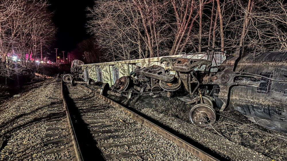 В штате Нью-Йорк грузовой поезд сошел с рельсов, два вагона упали в реку