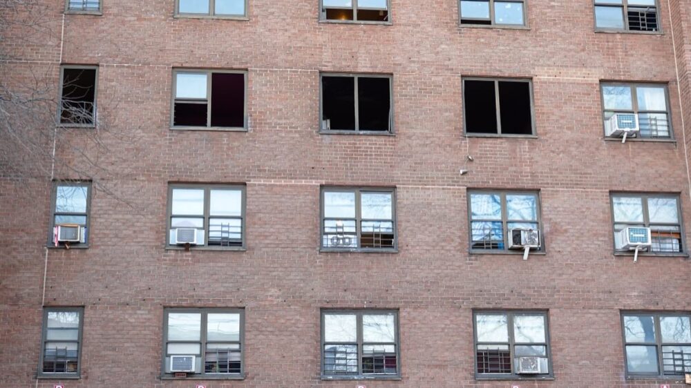 12 человек пострадали при пожаре в многоквартирном доме в Бруклине