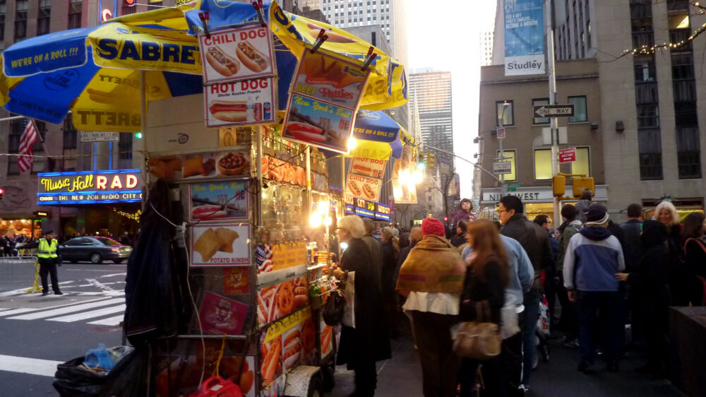 Малому бизнесу в Нью-Йорке могут разрешить торговать посреди улицы без ограничений