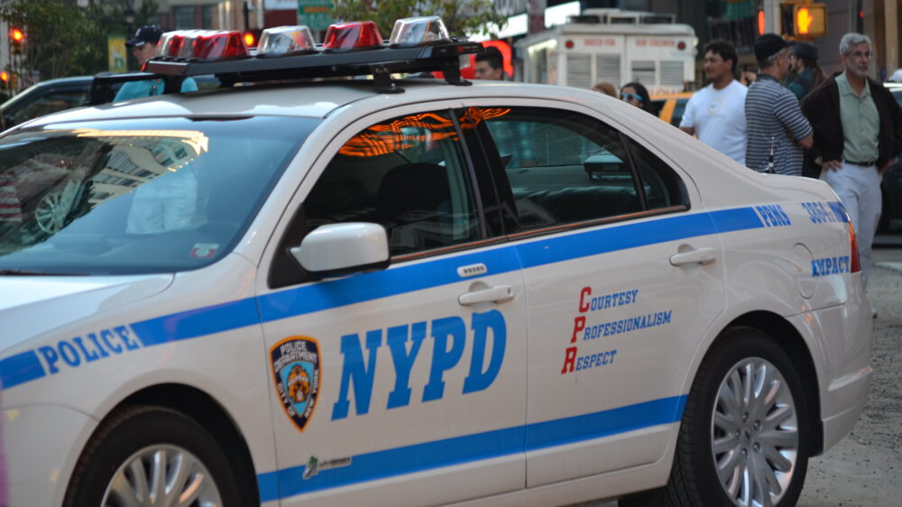 Полиция Нью-Йорка арестовала членов банды мигрантов-мопедистов