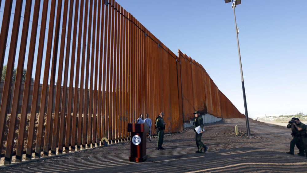 Республиканцы Калифорнии сами ремонтируют стену на границе с Мексикой