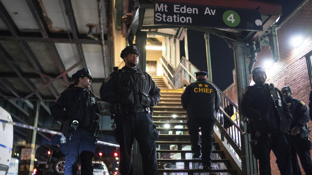 Стрельба в метро Нью-Йорка: один человек убит, пятеро ранены