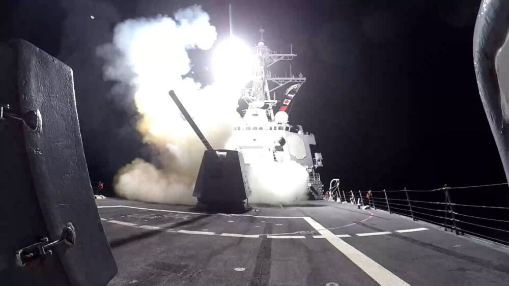 США нанесли удары по четырем беспилотным надводным кораблям и семи крылатым ракетам хуситов