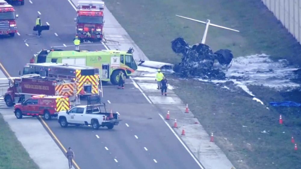 Двое человек погибли при крушении самолета на трассе во Флориде