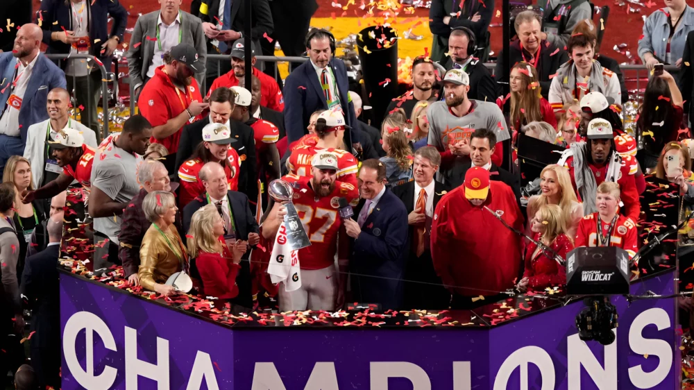 Супербоул LVIII: чемпионство Chiefs, Тейлор Свифт, воссоединение Шварценеггера с Де Вито и скандальная реклама Кеннеди