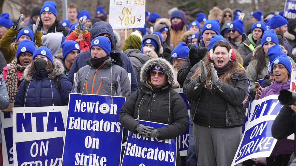 Учителя в пригороде Бостона добились повышения зарплат, но оказались должны $625 тыс. за 11-дневную забастовку