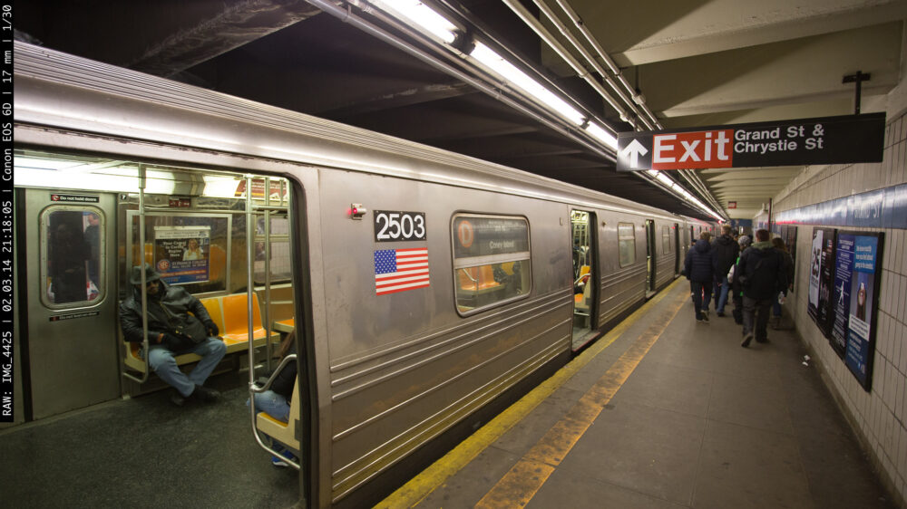 В метро Нью-Йорка планируют внедрить новую технологию обнаружения оружия у пассажиров