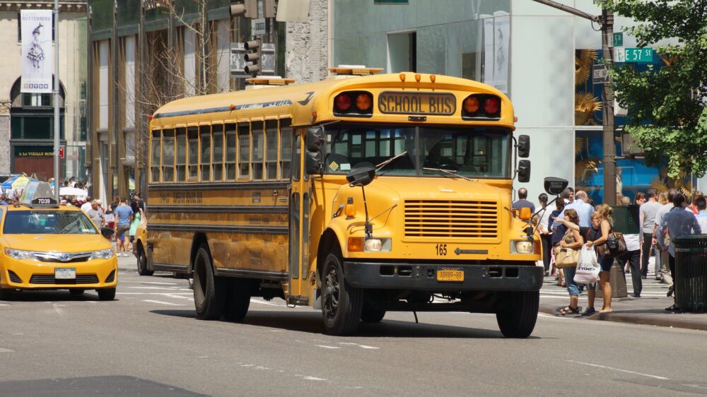 «Чистые» школьные автобусы и бесплатный проезд: какие транспортные инициативы предлагают в Нью-Йорке