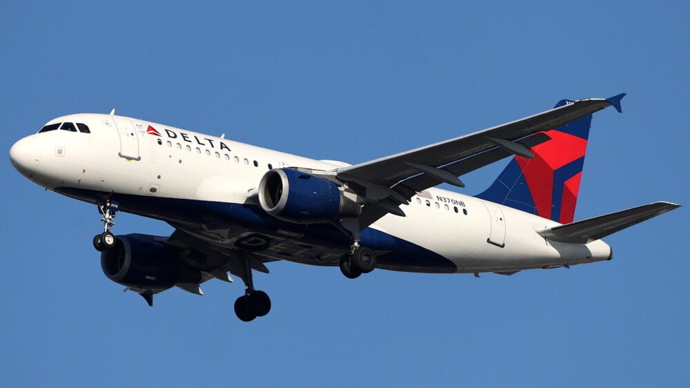 У самолета Delta Airlines в воздухе отвалилась деталь корпуса