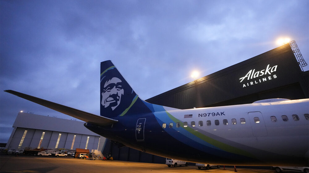 Alaska Airlines спокойно отнеслась к допросам Минюста и новому инциденту с дверцей отсека для животных
