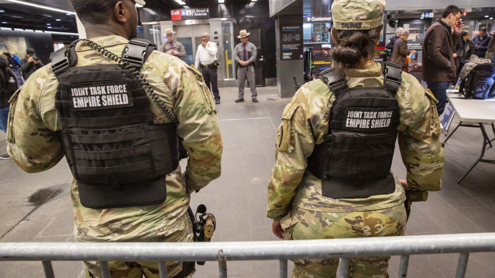Работники транспорта — против патрулирования нацгвардейцев в метро Нью-Йорка