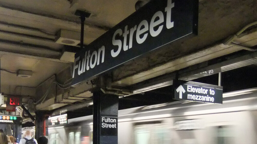 Пассажирка нью-йоркской подземки лишилась ступней из-за толкнувшего ее под поезд бойфренда