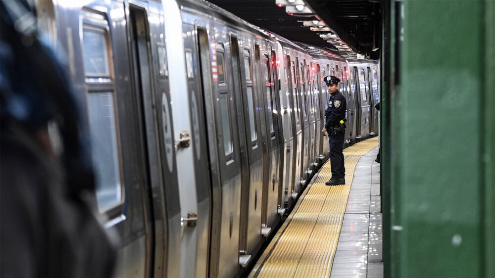 Мужчину толкнули под поезд в Нью-Йорке сразу после заявления об отправке 800 полицейских в метро