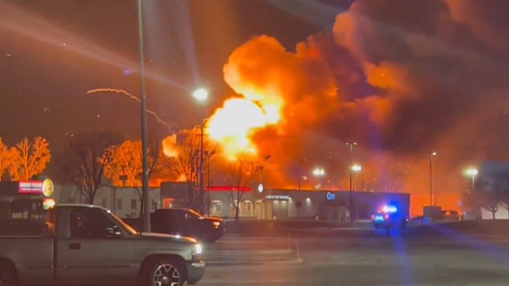 Отлетевшая на 400 м канистра с пожара на складе вейпов убила юношу близ Детройта