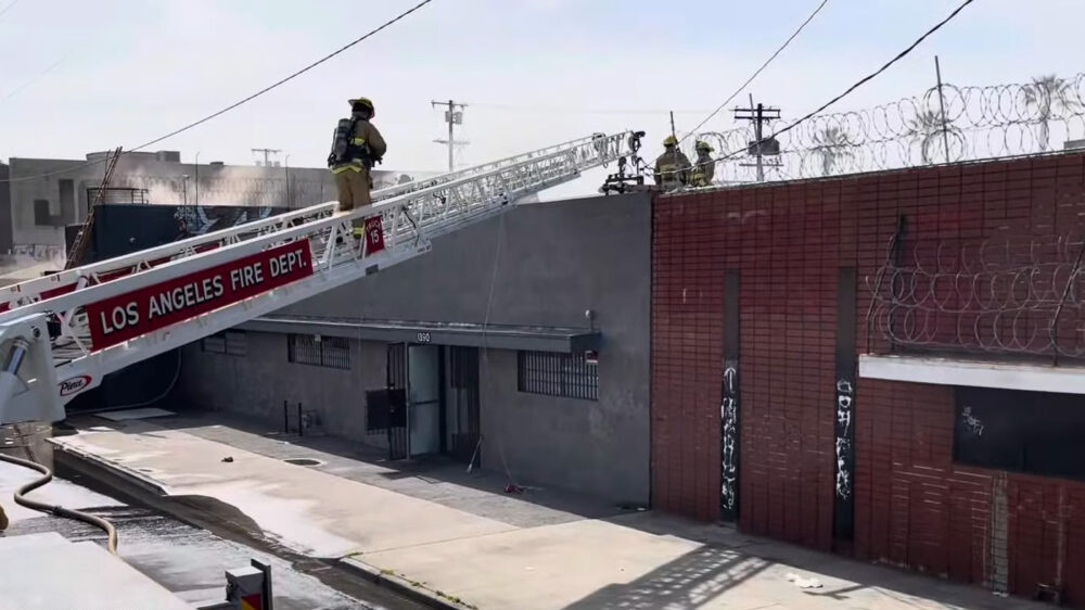 Пятеро пожарных госпитализированы из-за «едкого тумана» на производстве каннабиса в Лос-Анджелесе