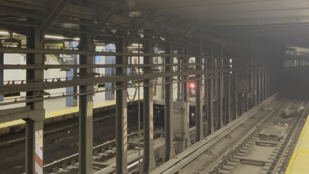 Человек упал под поезд метро в Нью-Йорке