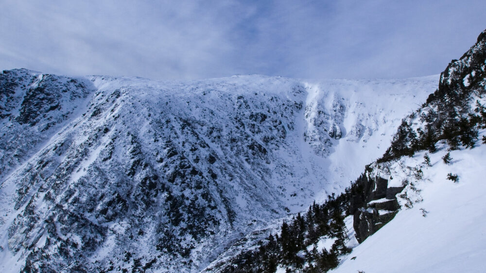 Лыжница погибла в Нью-Гэмпшире, сорвавшись с почти 200-метровой высоты