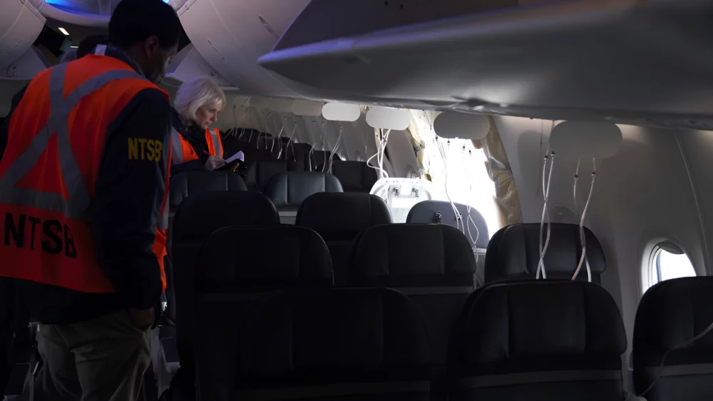Пассажиры боинга, у которого отлетела дверца, потребовали у Alaska Airlines и Boeing миллиардную компенсацию