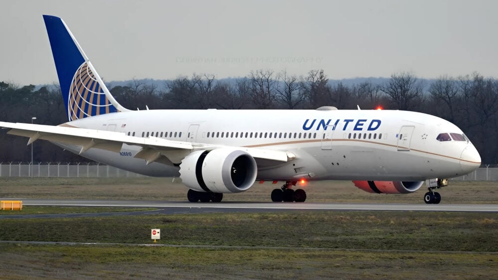 United Airlines может остаться без новых маршрутов и пилотов из-за ограничений FAA