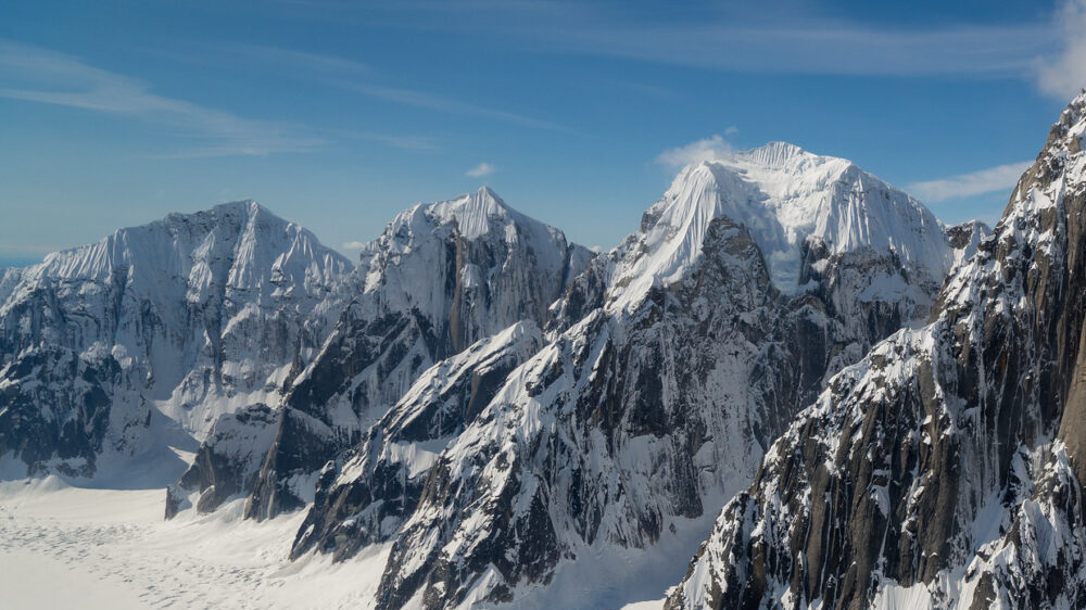 Альпинисты сорвались во время восхождения на Аляске, один из них погиб