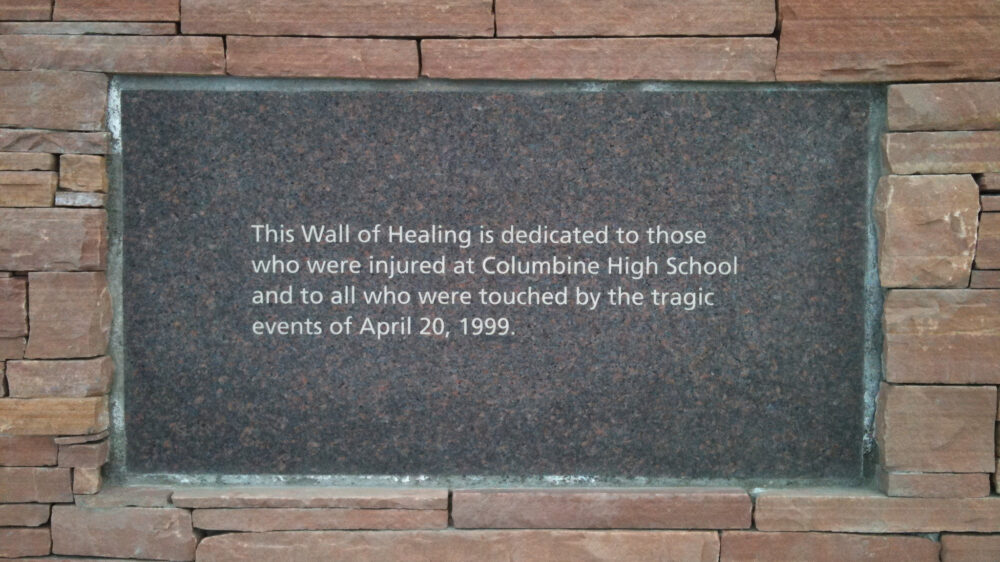 В США вспомнили 25-ю годовщину массшутинга в «Колумбайне», унесшего жизни 13 человек