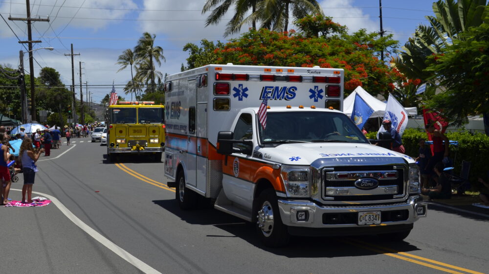 Туристический автобус въехал в группу людей на Гавайях, один человек погиб