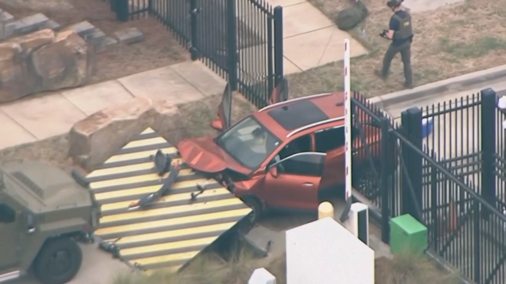 Автомобиль протаранил ворота здания ФБР в Атланте, водителя задержали