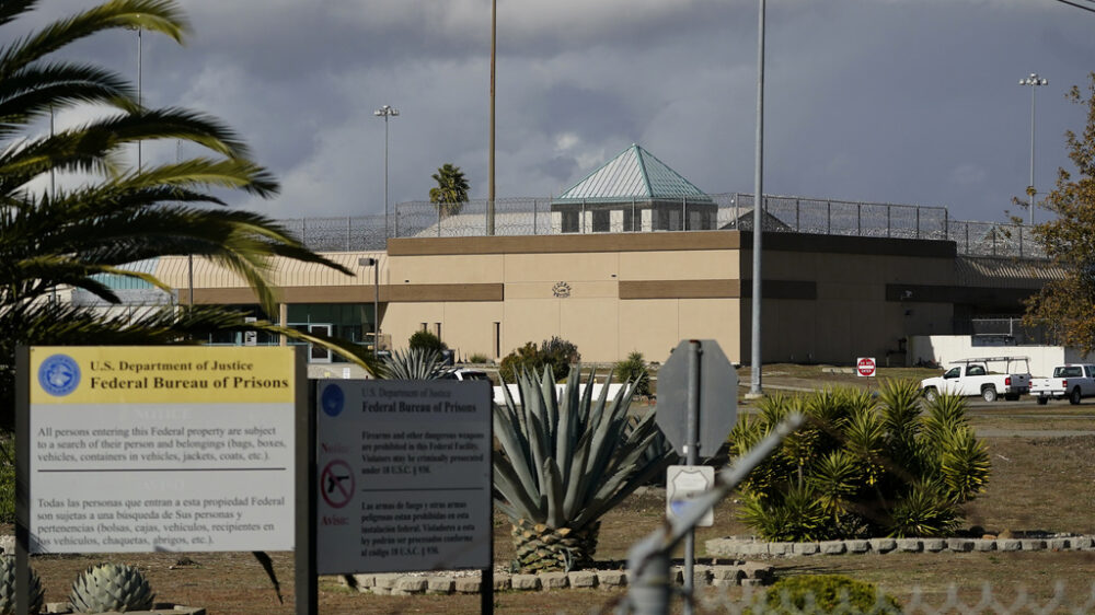 Известную как «клуб изнасилований» женскую тюрьму в Калифорнии не закроют до проверки всех 605 заключенных