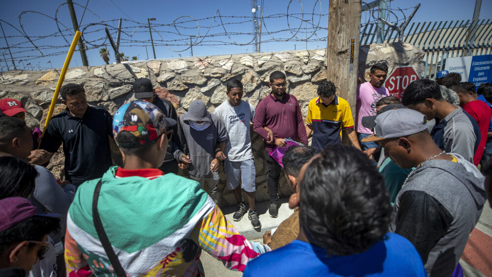 Более 140 мигрантов обвинили в нарушении границы в Техасе