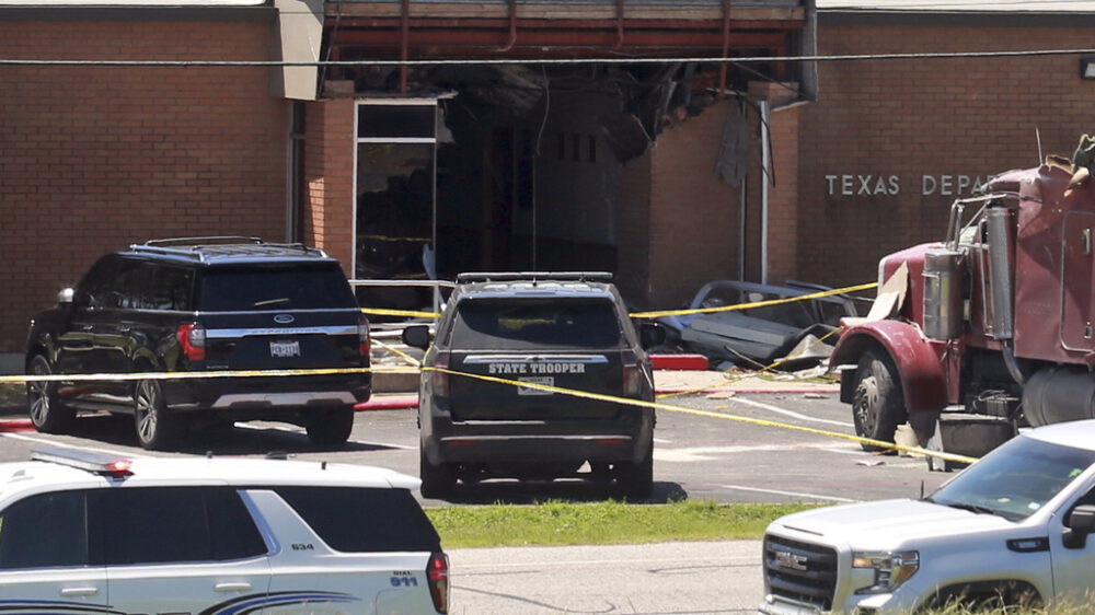 Фура влетела в полицейский офис в Техасе: один человек погиб, 13 пострадали