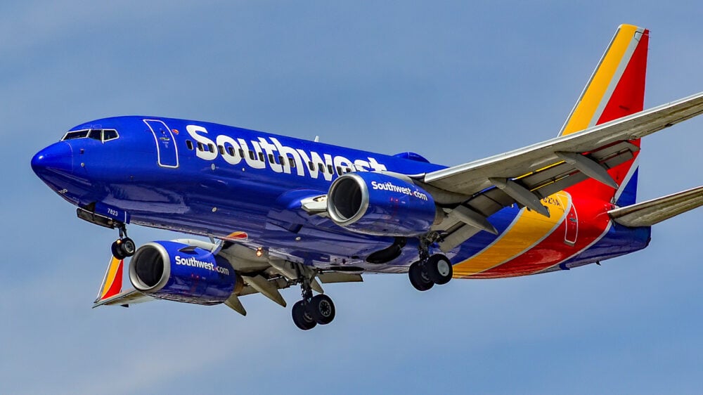 У боинга Southwest Airlines оторвало обшивку двигателя после взлета в Денвере