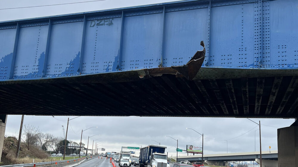 Железнодорожный мост в Филадельфии закрыли на ремонт после инцидента с тягачом