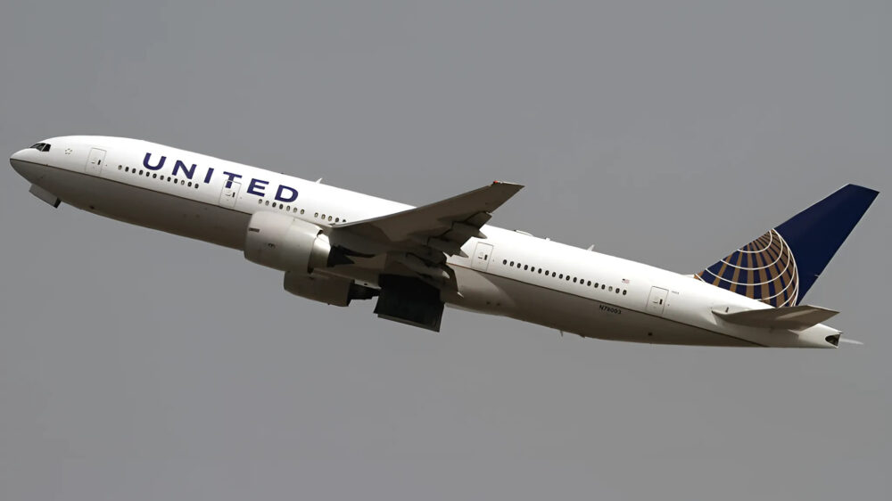 Боинг United Airlines вернули в аэропорт через два часа после вылета из-за потока экскрементов