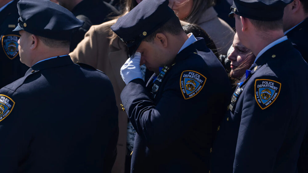 Более 100 полицейских Нью-Йорка почтили память убитого офицера на слушаниях с одним из обвиняемых