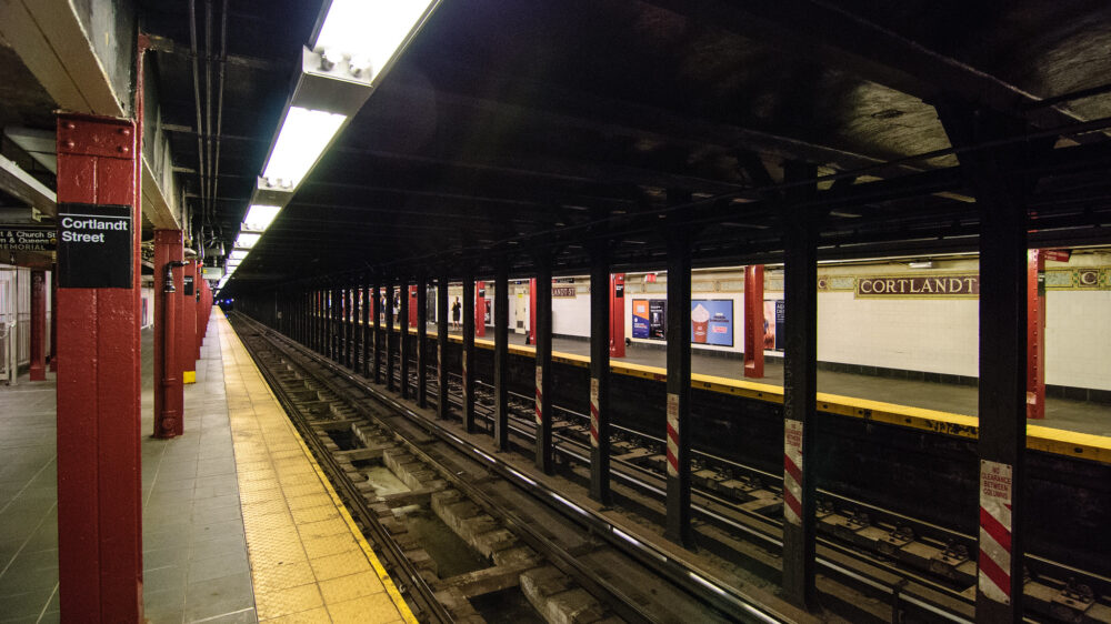 В метро Нью-Йорка пироманьяк поджег случайного пассажира, плеснув в него горящую жидкость