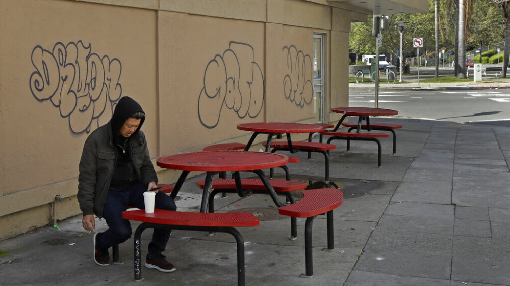 Бездомным в Сан-Франциско раздают бесплатный алкоголь — это обходится городу в $5 млн в год