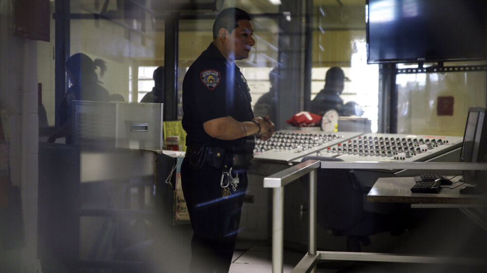 В тюрьмах Нью-Йорка у офицеров изъяли почти 3 500 нательных камер. Что случилось?