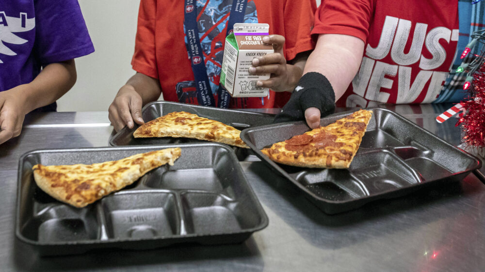 Пятиклассник из Миссури собрал $7 300 на оплату питания всей школы — как устроена в США эта система?