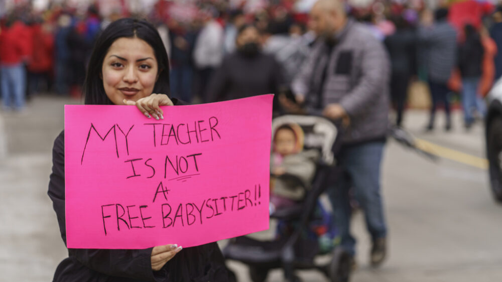 Школьные учителя в Лос-Анджелесе вышли на акцию протеста на фоне угрозы массовых увольнений