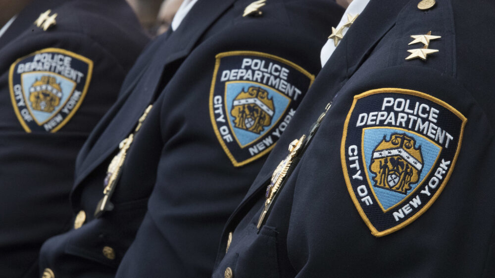 «Клоуны» с огнетушителем: в Нью-Йорке на полицейских распылили пену. Это не первое нападение на офицеров за последнее время